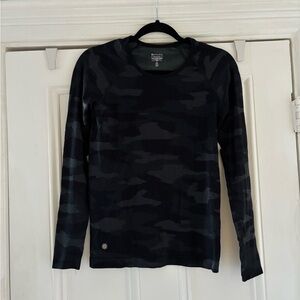 Athleta Seamless Black Camo Long Sleeve Shirt